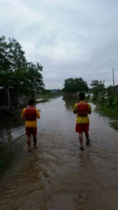 Realizan inspección en la colonia Valle del sector Dos Caminos donde más de 30 familias son afectados por las inundaciones.