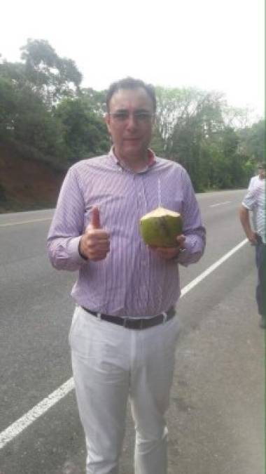 ¡Qué tal una agüita de coco para sofocar el calor! El precandidato presidencial por el Partido Liberal, Luis Zelaya, hizo un alto en el camino para refrescarse a mitad de carretera mientras acompaña a los precandidatos a alcalde de la zona norte.