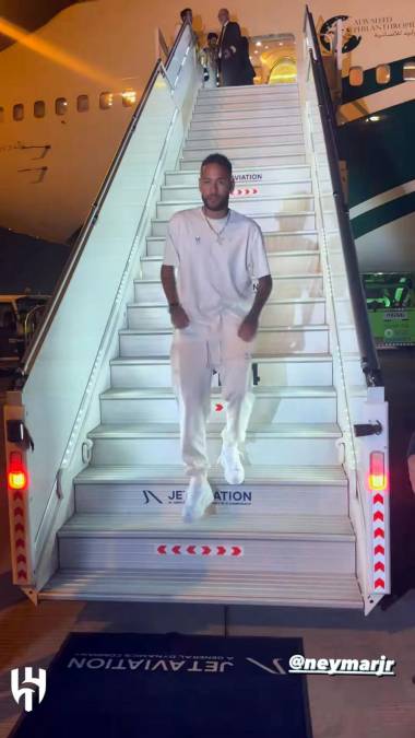 El brasileño de 31 años, que será presentado como jugador del Al-Hilal tras sus seis temporadas en el París Saint-Germain, aterrizó en el aeropuerto de Riad, rodeado de un dispositivo de seguridad especial para la ocasión.