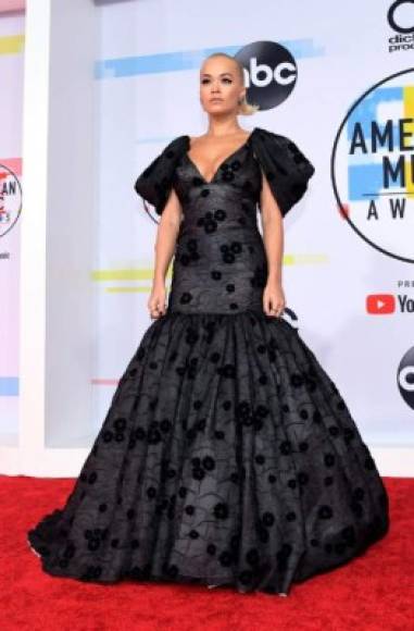 Rita Ora llegó muy elegante a los American Music Awards.