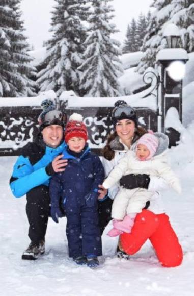 Para nuestra fortuna, los Duques de Cambridge compartieron un pedacito de su disfrute en la nieve junto a sus dos pequeños debutantes, de dos años y diez meses.