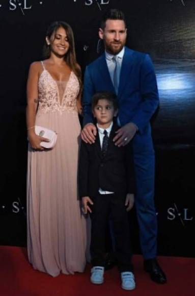 Antonella Roccuzzo y Lionel Messi lucieron elegantes trajes de vestir en la renovación de votos de Luis Suárez y Sofía Balbi. Su hijo Thiago también se hizo presente.