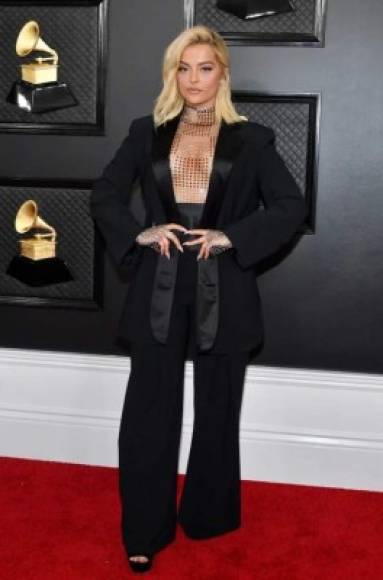 Bebe Rexha se miraba elegante en un traje de dos piezas de Christian Cowan. MIRA: <a href='https://www.laprensa.hn/fotogalerias/farandula/1351925-411/los-peor-vestidos-en-grammy-awards-2020' style='color:red;text-decoration:underline' target='_blank'>Los peor vestidos en los Grammy Awards 2020</a>