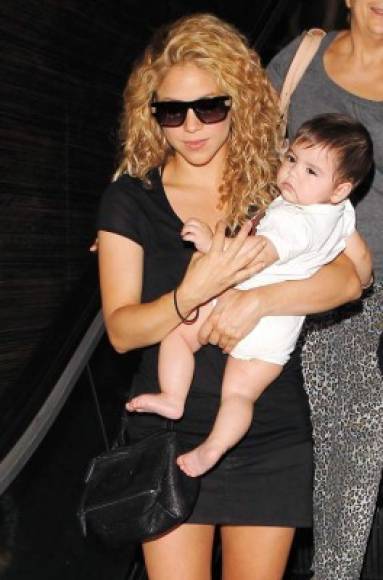 Shakira siempre está acompañada de su pequeños. En la imagen con Milan a pocos meses de haber dado a luz.
