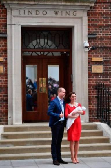 La diferencia es abismal si se compara con la modesta introducción de los hijos de los duques de Cambridge, el príncipe William y Kate Middleton, en que han sido presentados al mundo en las afueras del ala Lindo del hospital St. Mary en Londres.