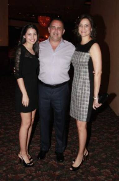 El alcalde de San Pedro Sula y candidato a la reelección, Armando Calidonio, también presume a su linda y única hija, Isabella. En la gráfica, junto a su esposa Karen de Calidonio.