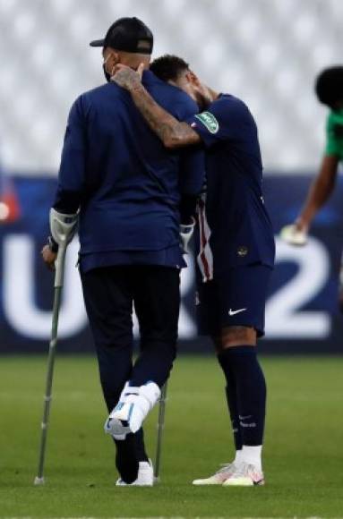 Neymar se preocupó por el estado de Mbappé y lo fue a consolar al final del partido.