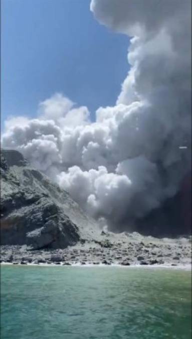 La erupción tuvo lugar a las 14H11 (01H11 GMT), lanzando al aire una espesa columna de ceniza de 3,6 km.