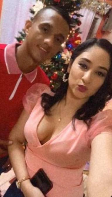 Diego Reyes: El delantero del Olimpia junto a su esposa Pamela Hernández.