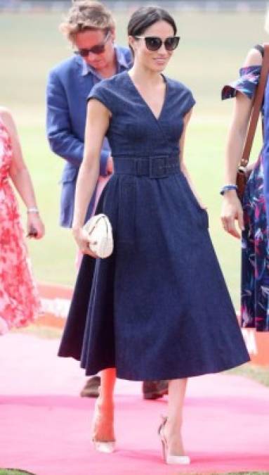 1. Meghan Markle<br/><br/>La esposa del príncipe Harry ha logrado influenciar a las audiencias, que no dudan en comprar los atuendos que ella luce. <br/>No se puede negar que todo lo que la duquesa de Sussex usa se vende como pan caliente.