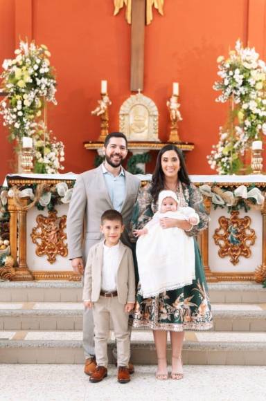 La familia Araujo Werner en la Iglesia María Reina del Mundo, luego del bautismo de su hijo Nicolás. 