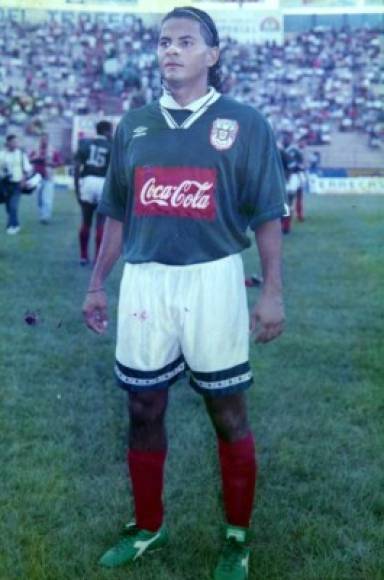 Alexis Duarte: El exjugador hondureño ha perdido todo por culpa del alcohol. Jugó 13 años en la Liga Nacional y en el 2004 se retiró de las canchas a los 30 años de edad, perteneció a clubes como Marathón, Real España, Platense, Real Maya.