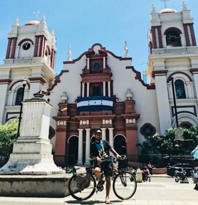 Los momentos mágicos de Tabare junto a su bicicleta 'América' en Honduras