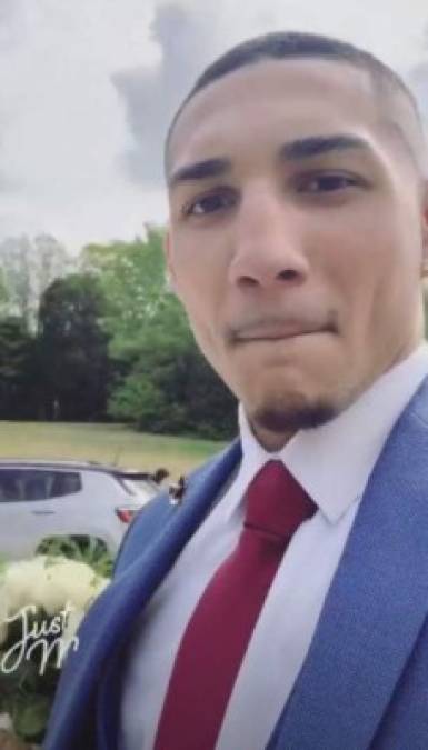 El boxeador de 21 años de edad mostró en su cuenta oficial de Instagram el momento en que ya había contraído matrimonio.