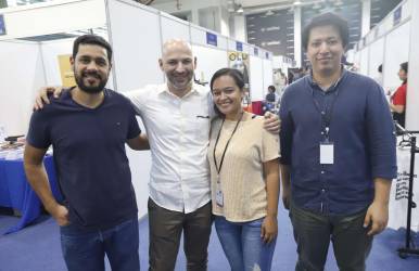 Por primera vez se realiza en San Pedro Sula la Feria Internacional del Libro (FIL), un espacio educativo, con todo tipo de literatura que marca un hito en el país. El Polideportivo de Unitec es el espacio predilecto para que la fiesta literaria, en su tercera edición, cuente con la presencia de 25 editoriales, 15 librerías, 54 autores hondureños y 16 del extranjero. El evento comenzó ayer viernes 17 de noviembre y culminará el domingo 19 a las 5 p. m. No olvide que la entrada es gratuita, solo debe registrarse en el siguiente enlace y luego presentar el código QR en la entrada de la universidad mencionada: <a rel=nofollow href=https://www.eventbrite.com/e/entradas-feria-internacional-del-libro-sps-2023-747431958107?aff=oddtdtcreator>https://www.eventbrite.com/e/entradas-feria-internacional-del-libro-sps-2023-747431958107?aff=oddtdtcreator</a>.En la foto posan algunos de los organizadores del magno evento: Ricardo Tomé; el gestor principal, Giovanni Rodríguez; Hansy Estrada y Erick Inestroza.