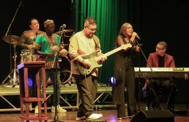 Manu Martínez, y a su derecha, Claudia Gonzáles, además de otros talentosos músicos hondureños.