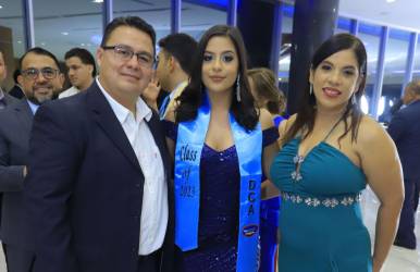 La sonrisa de los rostros de los graduados, así como de padres de familia fue imborrable durante todo el evento. La Destiny Christian Academy y los padres celebraron a los seniors la obtención de su título como bachiller. En el evento, se entregaron reconocimientos especiales a los jóvenes que figuran en la lista de excelencia académica, así como de valores morales que engrandecen la personalidad de cada uno. El Hotel Copantl recibió a centenares de personas en esta importante entrega de adolescentes colegiales, quienes ya se alistan para ingresar a diferentes universidades nacionales e internacionales. En la foto posan: Guillermo Toro, Leda Victoria Toro y Leda Salmerón