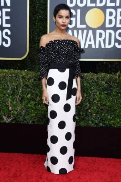 La actriz Zoe Kravitz lució casual en un vestido de lunares en diferentes tamaños. ¿Demasiado informal para una gala?