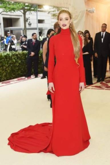 Amber Heard arribó a la Gala MET 2018 con un vestido rojo.