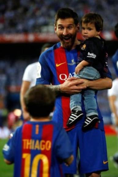 Messi celebró el título con sus hijos Thiago y Mateo.