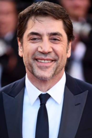 Javier Bardem fue educado en la fe católica; sin embargo, ha asegurado que la muerte de su padre lo ayudó a abrir los ojos acerca de la religión sin embargo y ahora es ateo. Con respecto a su falta de religión, ha sido citado diciendo: “Yo no creo en Dios, creo en Al Pacino”.<br/>