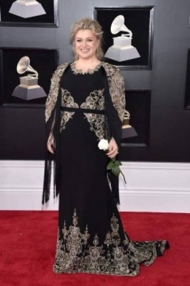 Kelly Clarkson usó un vestido de diseñador negro con fleco y bordados en dorado de Christian Siriano.