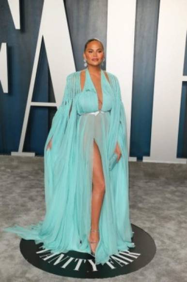 El vestido de Chrissy Teigen, esposa de John Legend, fue demasiado revelador. MIRA: <a href='https://www.laprensa.hn/fotogalerias/farandula/1355553-411/mejores-vestidos-vanity-fair-oscar-after-party' style='color:red;text-decoration:underline' target='_blank'>Los mejores looks de la Vanity Fair 2020</a>