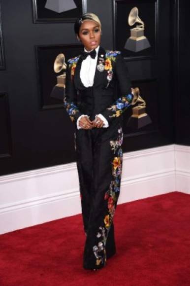 La cantante Janelle Monae usó un traje bordado con flores de la casa de diseño Dolce & Gabbana.