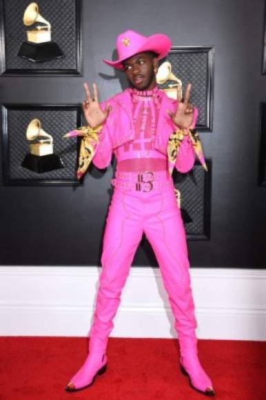 El rapero Lil Nas X con una de sus elecciones favoritas, un traje de vaquero en un color súper estridente.