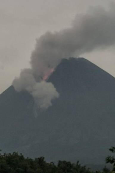 En enero de este año, el Merapi entró en erupción, provocando un extenso río de lava y una gigantesca columna de cenizas. (Photo by Agung Supriyanto / AFP)