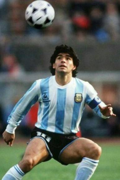 7. Maradona tiene dos hijas de su matrimonio con su novia de la adolescencia Claudia Villafañe.