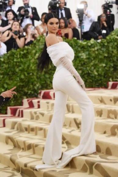 Otra que defraudó en la alfombra roja fue Kendall Jenner. La modelo optó por un look totalmente blanco con unos pantalones, de la firma Off White, con una especie de 'cola'.