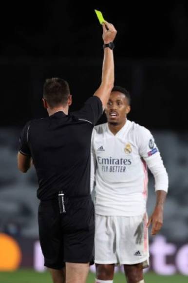 Éder Militao - El defensa central, titular por la ausencia de Sergio Ramos, fue superado por la ofensiva del Shakhtar Donetsk y su cara aparece en la foto de dos de los tres goles del equipo ucraniano. La pasividad mostrada por el brasileño en varias jugadas del primer tiempo ha sido muy criticada.