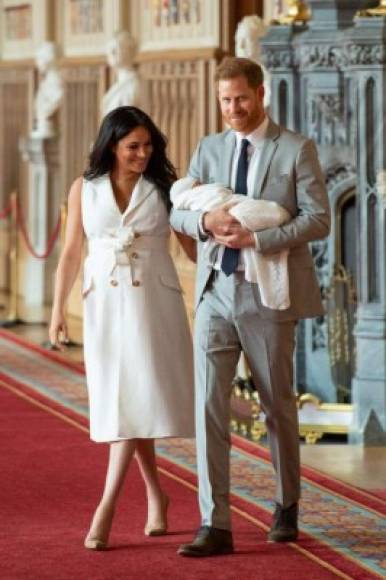 Mientras tanto Meghan fue alabada por usar un vestido blanco que acentuaba su cintura, algo que fue tomado como un mensaje de aceptación de su cuerpo postnatal.