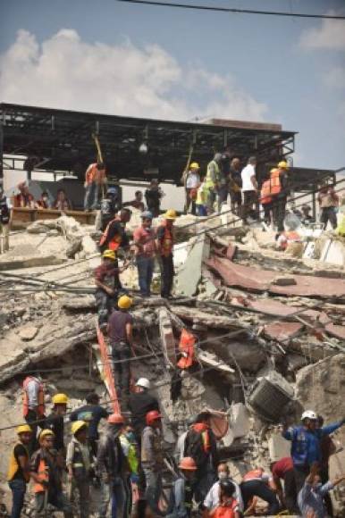 Rescatistas se apresuran a socorrer a las víctimas atrapadas entre los escombros tras el derrumbe de varios edificios.