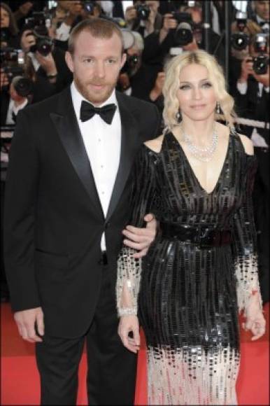 Madonna y Guy Ritchie<br/>Acuerdo de divorcio: $80 millones de dólares<br/><br/>La cantante pagó al cineasta británico después de siete años y un hijo en común.<br/><br/>En el momento del divorcio, 2008, se dijo que el director aguantó un 'matrimonio de pesadilla' con la cantante, quien le imponía una dieta estricta, le prohibía la televisión, los periódicos y la visita de sus amigos.<br/><br/><br/>