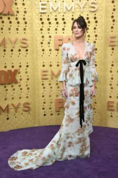 La estrella 'Juego de Tronos'Lena Headey lució un deslucido vestido con estampado floral de Brock Collection.