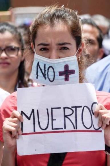 'No más muertos', exigió el gremio de la salud en Caracas.