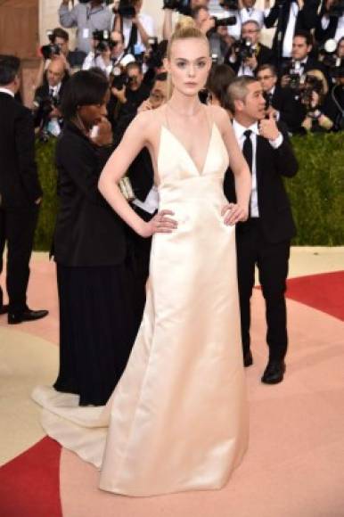 La actriz Elle Fanning en la Met Gala 2016 en un vestido Thakoon.