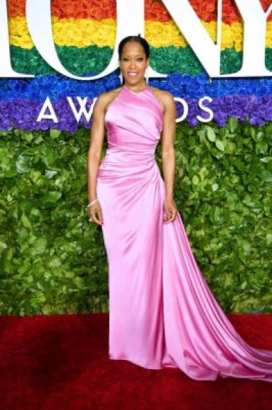 Regina King siempre se luce en alfombra roja, y el domingo por la noche no fue la excepción. La ganadora del Óscar llevó un vestido Prada en color rosa.<br/>