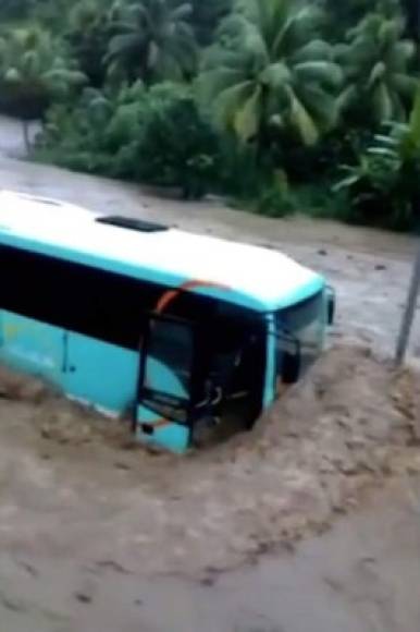 El ciclón dejó también fuertes lluvias e inundaciones en las Islas Vírgenes.