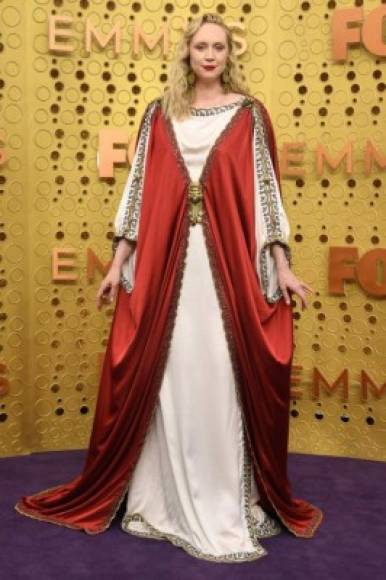 Gwendoline Christie llegó vestida de divinidad, el traje hubiera estado perfecto para la MET Gala, pero no para los Emmy.