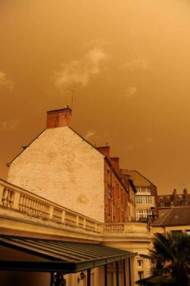 Las cenizas de los incendios forestales que están afectando a Portugal y España también fueron arrastradas por los viento provocando que la luz azul de ondas más cortas se dispersara y dejara pasar la luz roja, de ondas más largas, a la atmósfera.