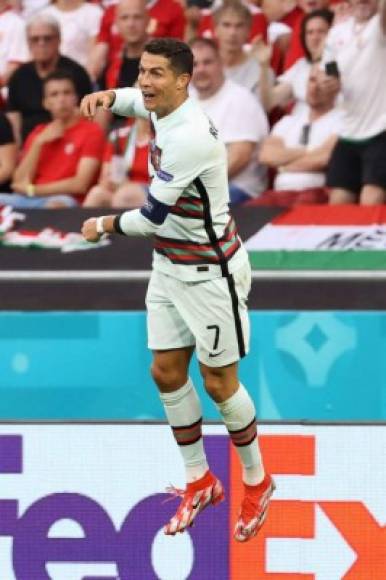Cristiano firmó su tercer doblete en una Euro ante Hungría dejando su marca realizadora en 12 dianas. Esta cifra le vale para ser el máximo goleador de la historia de las Eurocopas.