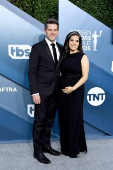 La actriz de raíces hondureñas América Ferrera fue pura ternura junto a su esposo Ryan Piers Williams y su bebé en camino.