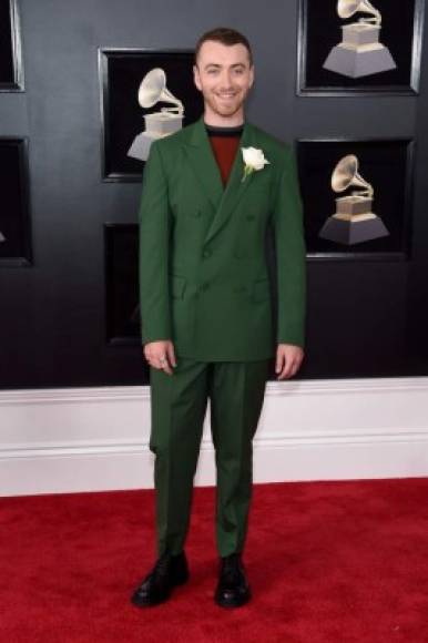 El cantante británico Sam Smith lució adorable en un traje verde que lo hizo ver como un personaje irlandes muy popular, ¿llevaría la olla con oro?.