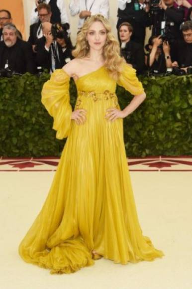 Amanda Seyfried, simplemente preciosa con este espectacular vestido amarillo, asimétrico y corte imperio de Prada.
