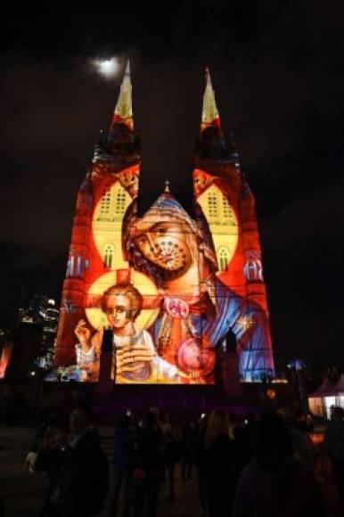 Australia. Festival de luces. La catedral de St. Mary en Sídney se iluminó con una proyección navideña para dar inicio a las fiestas.