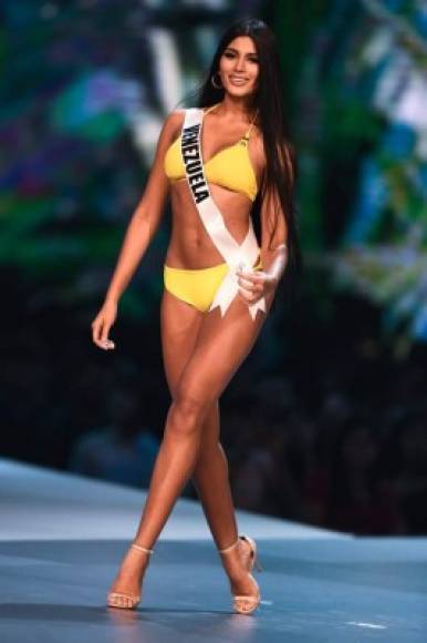 Sthefany Gutierrez of Venezuela competes in the swimsuit competition during the 2018 Miss Universe pageant in Bangkok on December 13, 2018. (Photo by Lillian SUWANRUMPHA / AFP)