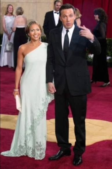2003- Valentino<br/><br/>Acompañada de su entonces prometido, Ben Affleck, JLo deslumbro en la alfombra de los Premios de la Academia con el diseño tipo túnica en verde aqua firmado por Valentino.<br/>